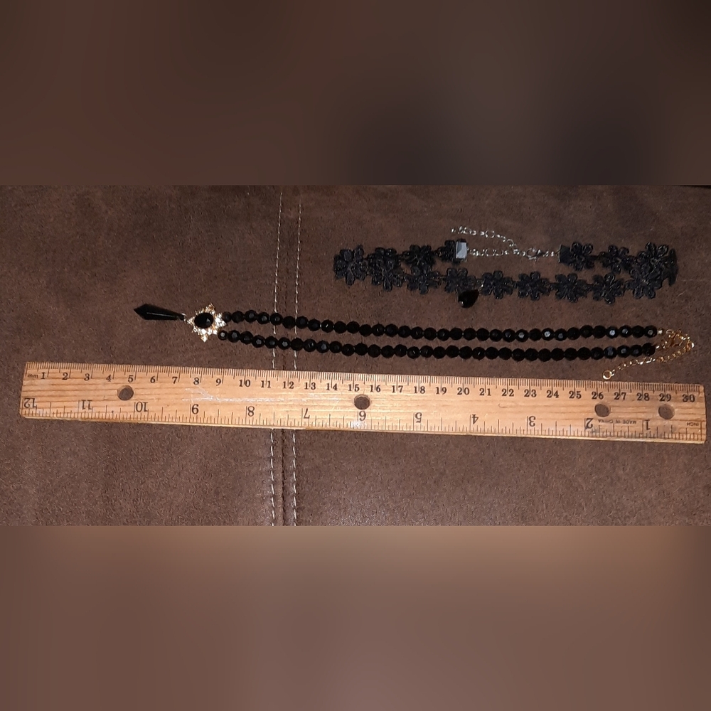 Set of 2 black noir style Choker necklaces with faceted black beads - Picture 6 of 7